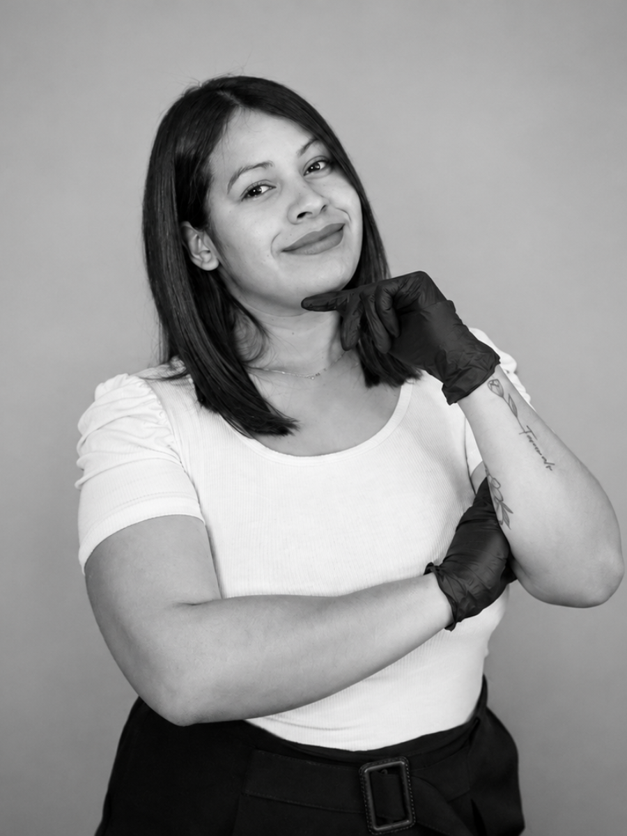 Brenda, colorista en Canning, en su estudio